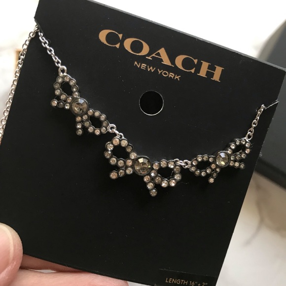 🍒NWT/NIB Coach triple stone bow necklace - Picture 4 of 5